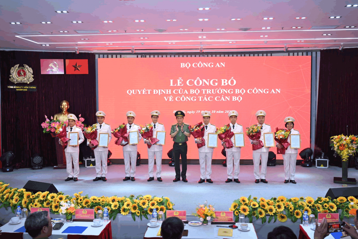 Bộ trưởng Lương Tam Quang trao quyết định tuyển chọn vào lực lượng Công an và phong cấp bậc hàm cho các đồng chí lãnh đạo chủ chốt MobiFone