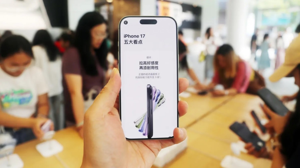 iPhone 17 “cam vũ trụ” gây sốt: Cổ phiếu Apple lên đỉnh lịch sử, bất chấp tranh cãi