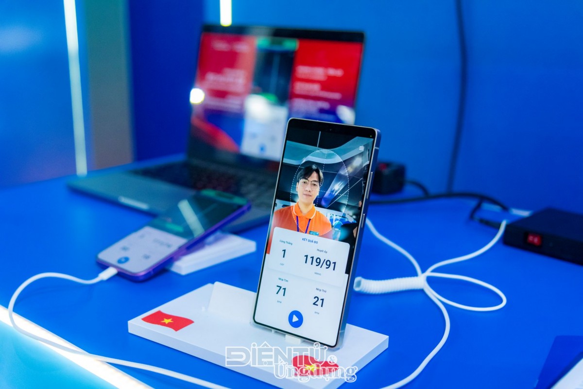 FPT trình diễn “Lá chắn số” tại lễ ký Công ước Hà Nội FPT trình diễn “Lá chắn số” tại lễ ký Công ước Hà Nội