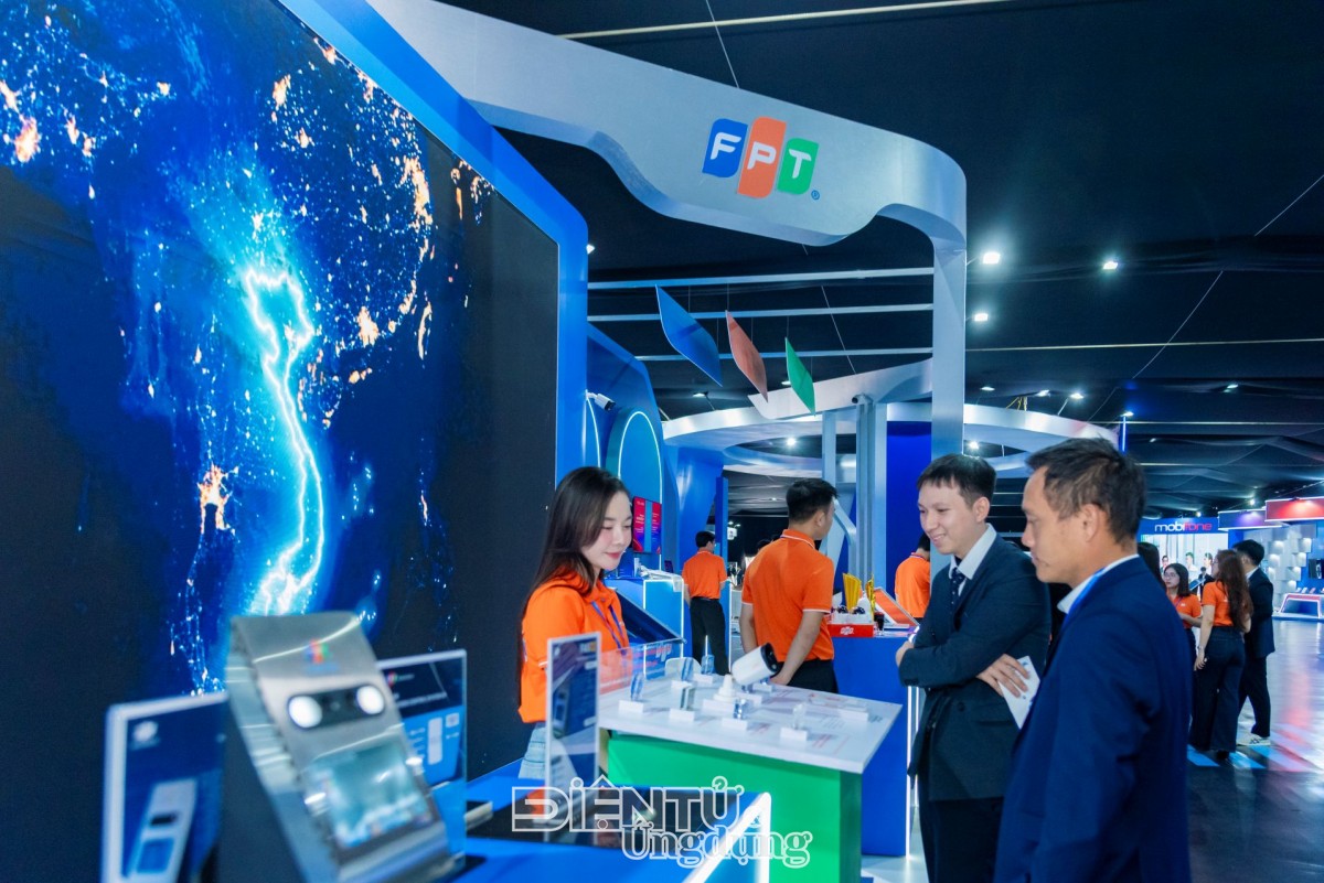 FPT trình diễn “Lá chắn số” tại lễ ký Công ước Hà Nội FPT trình diễn “Lá chắn số” tại lễ ký Công ước Hà Nội