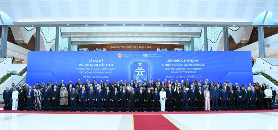 Chủ tịch nước Lương Cường, Tổng Thư ký Liên Hợp Quốc Antonio Guterres và các đại biểu tại Lễ mở ký Công ước Hà Nội. Ảnh: chinhphu.vn Chủ tịch nước Lương Cường, Tổng Thư ký Liên Hợp Quốc Antonio Guterres và các đại biểu tại Lễ mở ký Công ước Hà Nội. Ảnh: chinhphu.vn