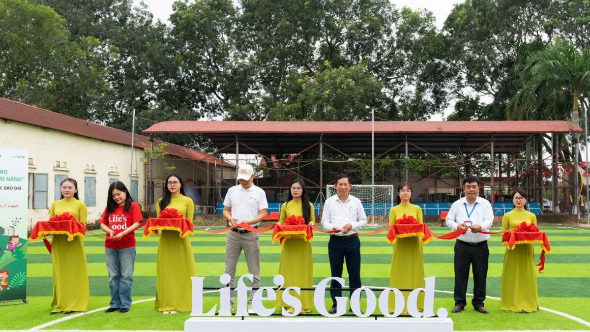 LG khánh thành sân bóng