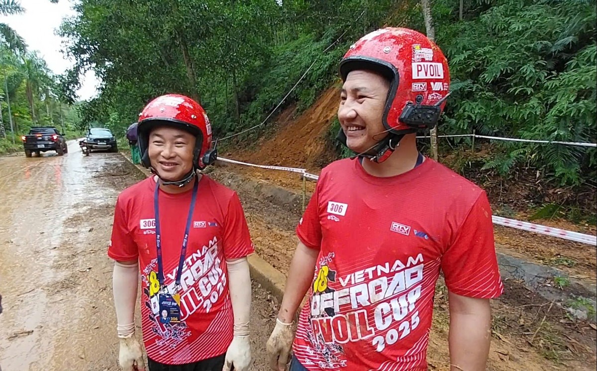 Đội đua 306 sau khi chinh phục bài thi số 20. Ảnh: Thành Biên