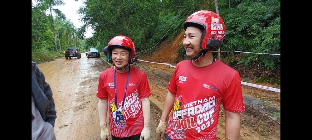 Tay đua Nguyễn Trung Thành cùng đồng đội chia sẻ về đường đua. Nguồn: Tạ Thành Biên Tay đua Nguyễn Trung Thành cùng đồng đội chia sẻ về đường đua. Nguồn: Tạ Thành Biên
