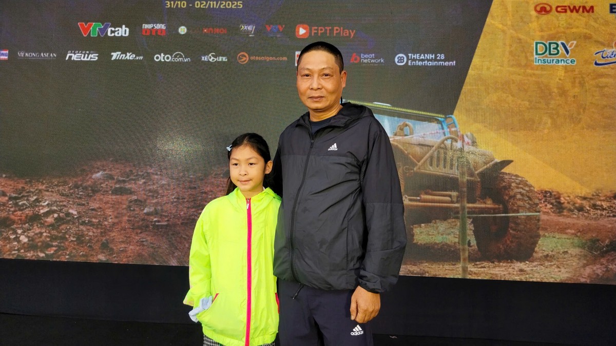 Bé Lê Minh Hương cùng bố tham gia cổ vũ giải đua PVOIL VOC 2025