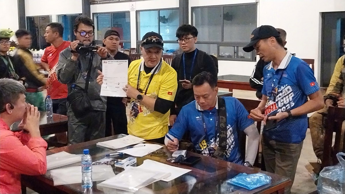 Công tác trọng tài trước khi diễn ra bài đua đêm Adventure