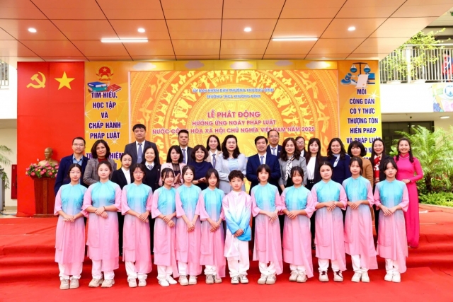 Hà Nội: Trường THCS Khương Đình tổ chức hoạt động hưởng ứng Ngày Pháp luật Việt Nam 2025