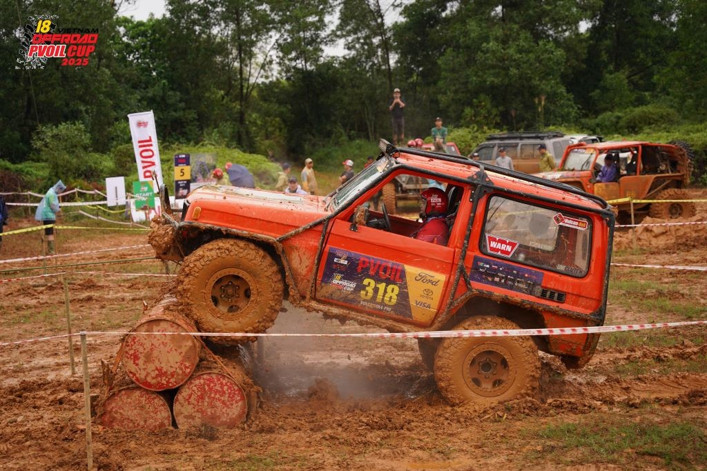 Phan Ngọc Mỹ lập kỷ lục vô địch PVOIL VOC bốn lần, cùng đội 318 tạo kỳ tích chưa từng có Phan Ngọc Mỹ lập kỷ lục vô địch PVOIL VOC bốn lần, cùng đội 318 tạo kỳ tích chưa từng có