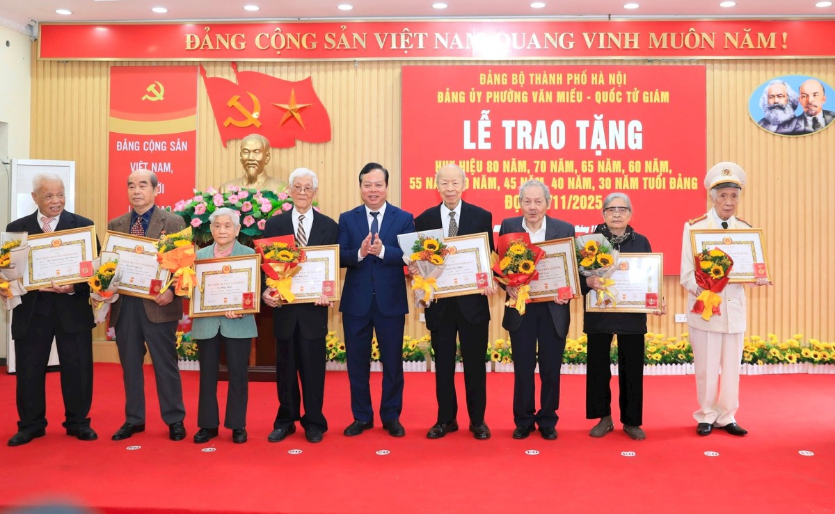 Phường Văn Miếu - Quốc Tử Giám: Kỷ lục số đảng viên được trao tặng Huy hiệu Đảng đợt 7/11 Phường Văn Miếu - Quốc Tử Giám: Kỷ lục số đảng viên được trao tặng Huy hiệu Đảng đợt 7/11