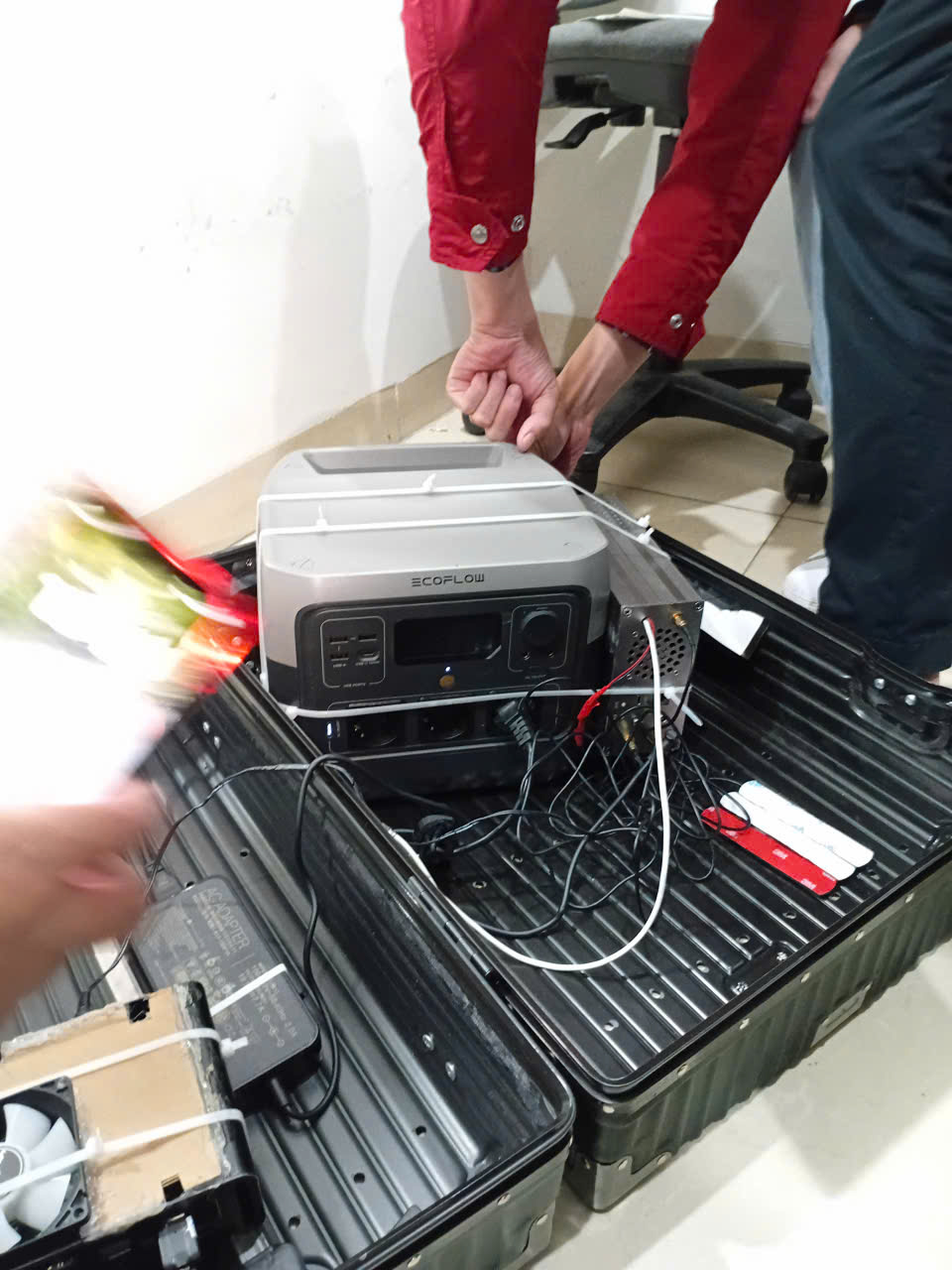 Bắt quả tang đối tượng sử dụng thiết bị BTS giả phát tán tin nhắn lừa đảo- Ảnh 1. Bắt quả tang đối tượng sử dụng thiết bị BTS giả phát tán tin nhắn lừa đảo- Ảnh 1.