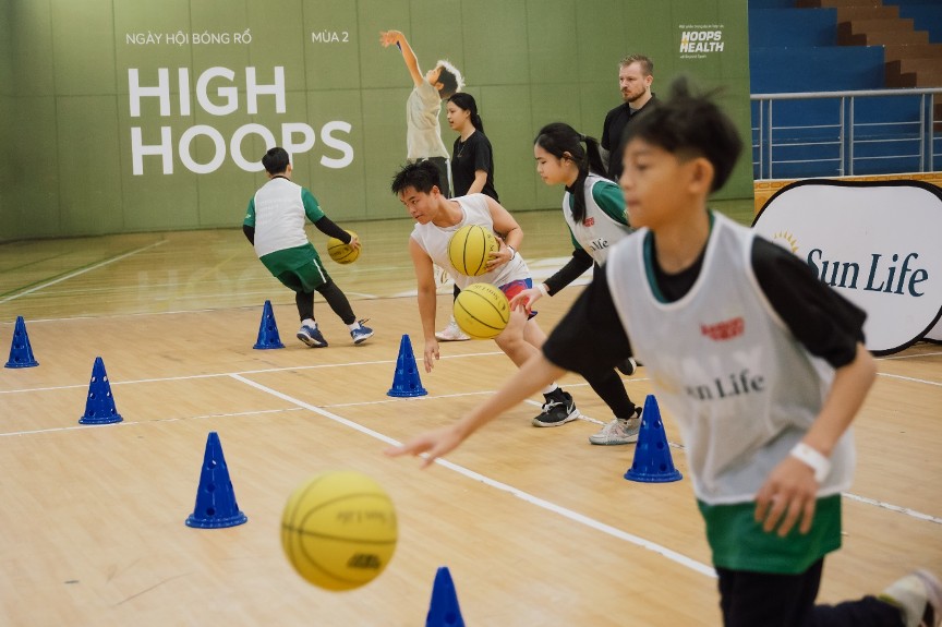 Sun Life hỗ trợ hơn 2,2 tỷ đồng cứu trợ người dân vùng bão lũ