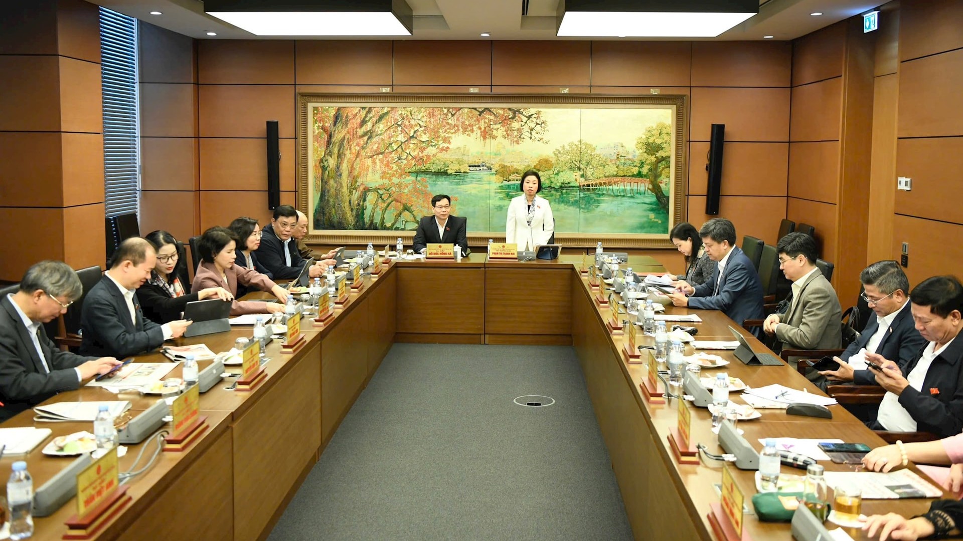 Đại biểu Quốc hội thảo luận tại tổ về các dự án luật liên quan đến công tác quy hoạch