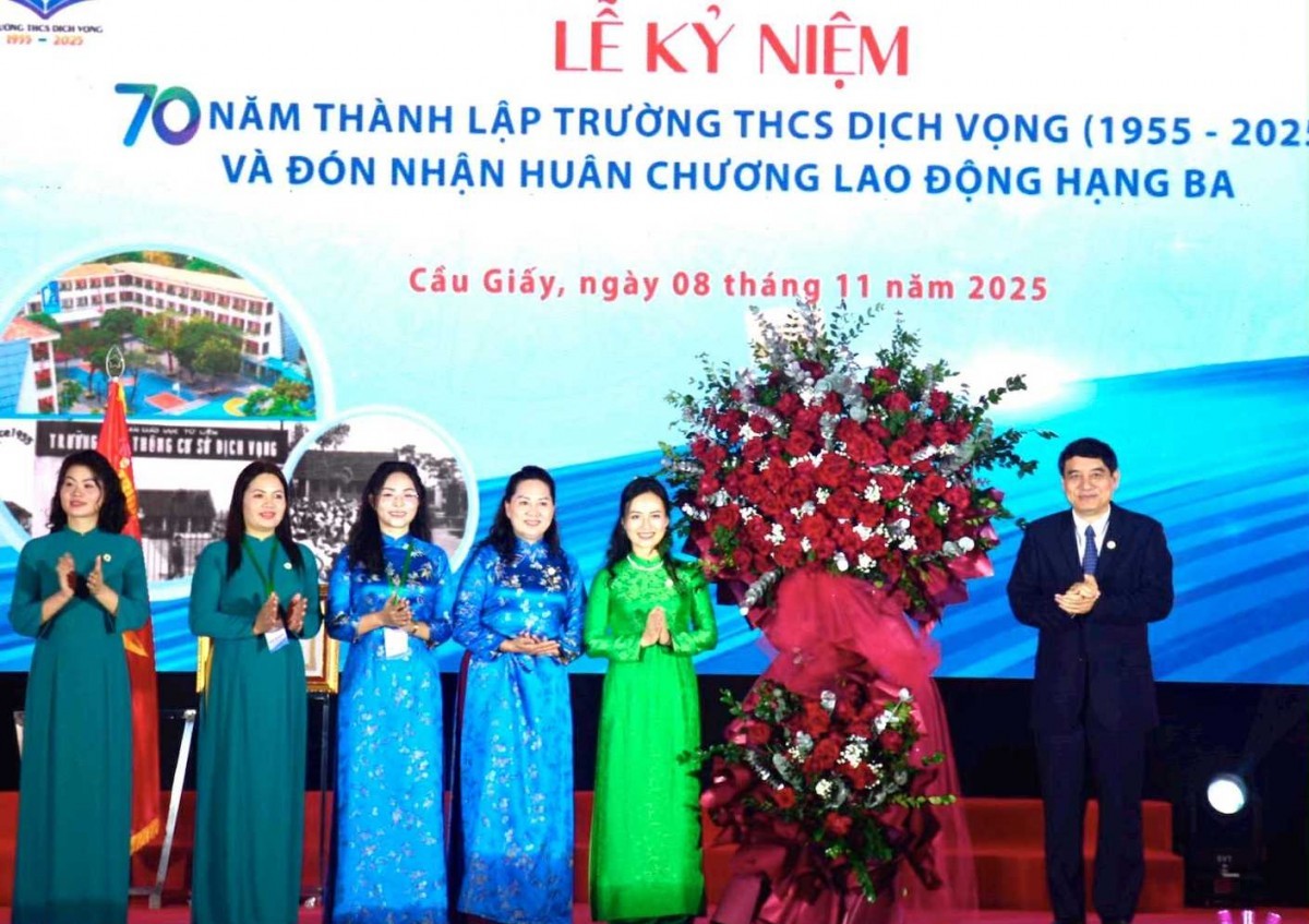 Hà Nội: Trường THCS Dịch Vọng đón nhận Huân chương Lao động hạng Ba