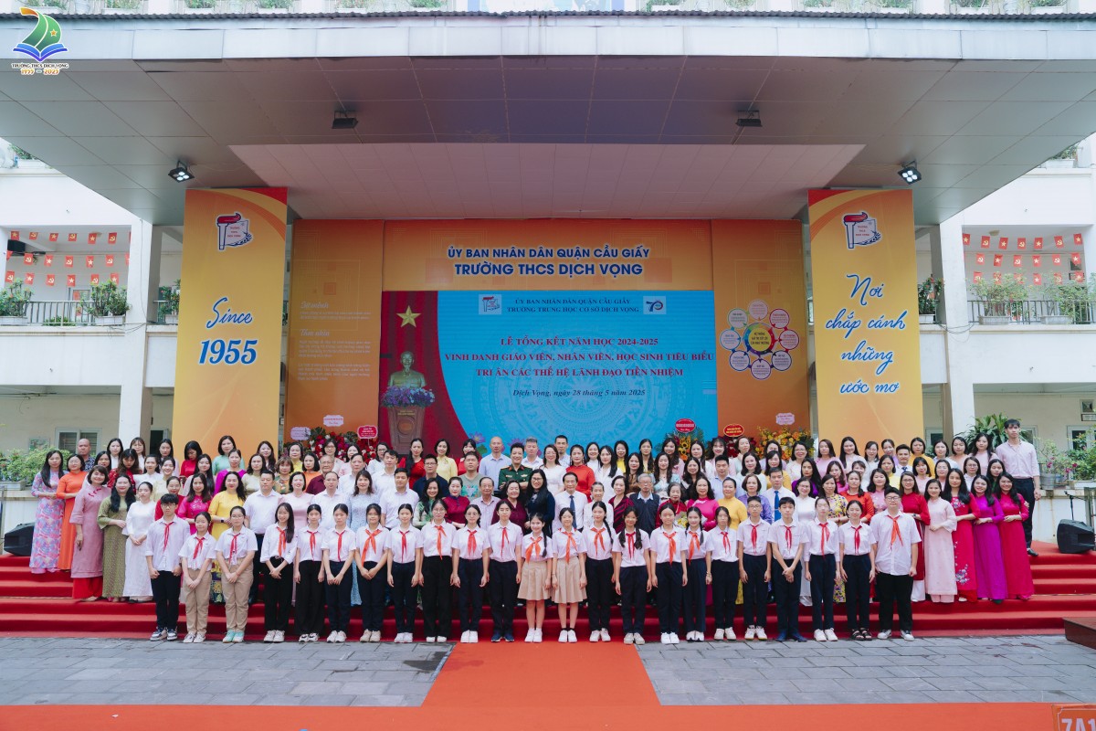 Hà Nội: Trường THCS Dịch Vọng đón nhận Huân chương Lao động hạng Ba