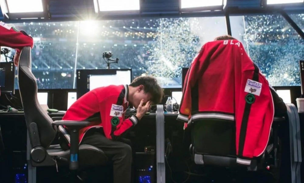 Hình ảnh Faker bật khóc sau trận thua tại chung kết thế giới 2017