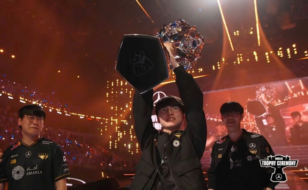 Khoảng khắc Faker nâng cúp vô địch chung kết thế giới 2025