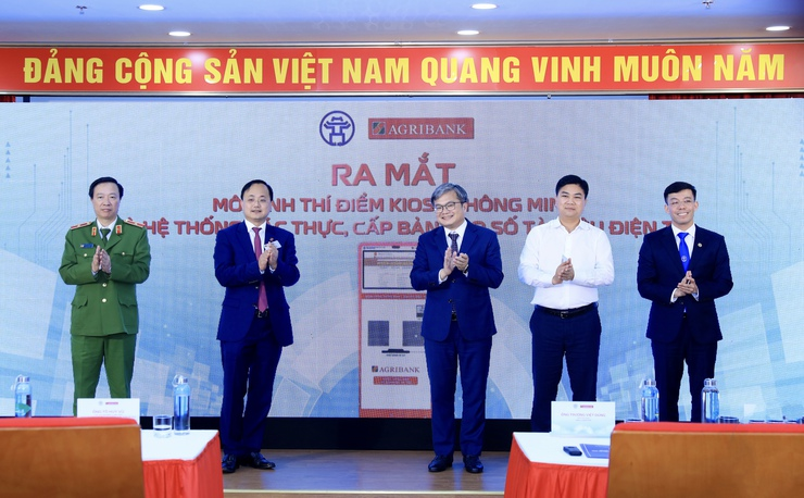 Các đại biểu thực hiện nghi thức ra mắt mô hình thí điểm Kiosk thông minh và hệ thống xác thực, cấp bản sao số tài liệu điện tử.