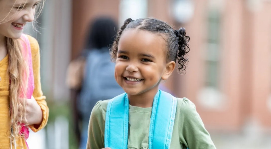 Bảy câu hỏi giúp cha mẹ mở lòng con sau giờ học