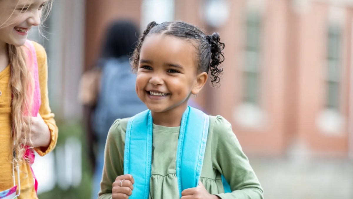 Đừng hỏi “Hôm nay ở trường thế nào?” – 7 câu hỏi giúp con bạn mạnh mẽ và hạnh phúc hơn