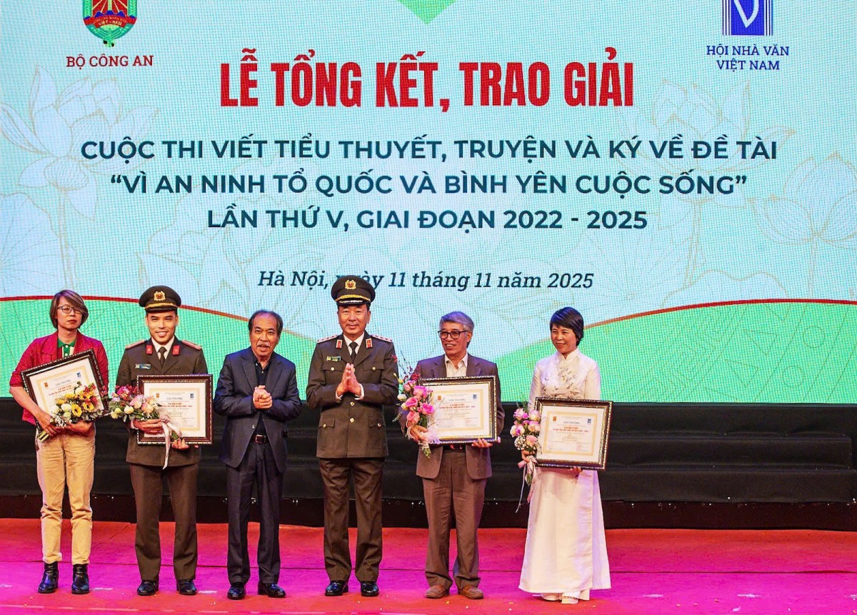 Nhà văn Dương Bình Nguyên: “Gió vẫn thổi” giữa thời đại dữ liệu Nhà văn Dương Bình Nguyên: “Gió vẫn thổi” giữa thời đại dữ liệu