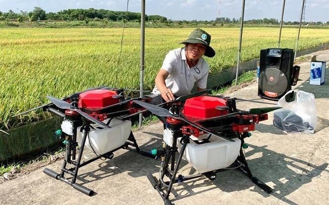 Máy bay không người lái HLD-18 được Viện Nghiên cứu ứng dụng công nghệ cao Hòa Lạc (HIRA) nghiên cứu chế tạo. (Ảnh: Viện Nghiên cứu ứng dụng công nghệ cao Hòa Lạc). Ảnh: Báo Nhân dân