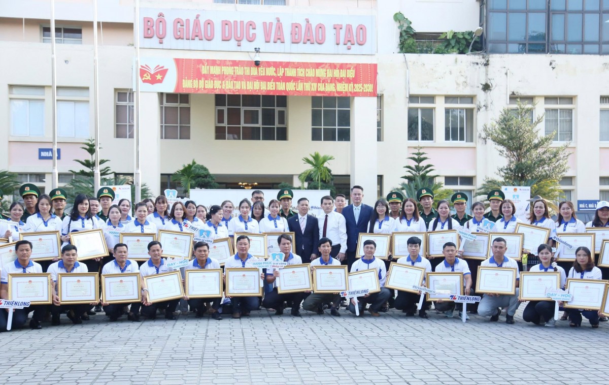 Lãnh đạo Bộ Giáo dục và Đào tạo gặp mặt 80 gương giáo viên chương trình “Chia sẻ cùng thầy cô” năm 2025