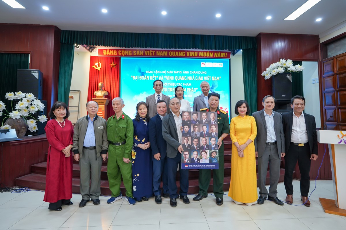 Ra mắt Bộ sưu tập di ảnh chân dung “Đại đoàn kết” và “Vinh quang Nhà giáo Việt Nam”: Hành trình tri ân những con người làm nên lịch sử Ra mắt Bộ sưu tập di ảnh chân dung “Đại đoàn kết” và “Vinh quang Nhà giáo Việt Nam”: Hành trình tri ân những con người làm nên lịch sử
