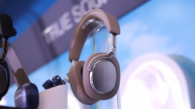 Bowers & Wilkins Px8 S2 chính thức ra mắt tại Việt Nam