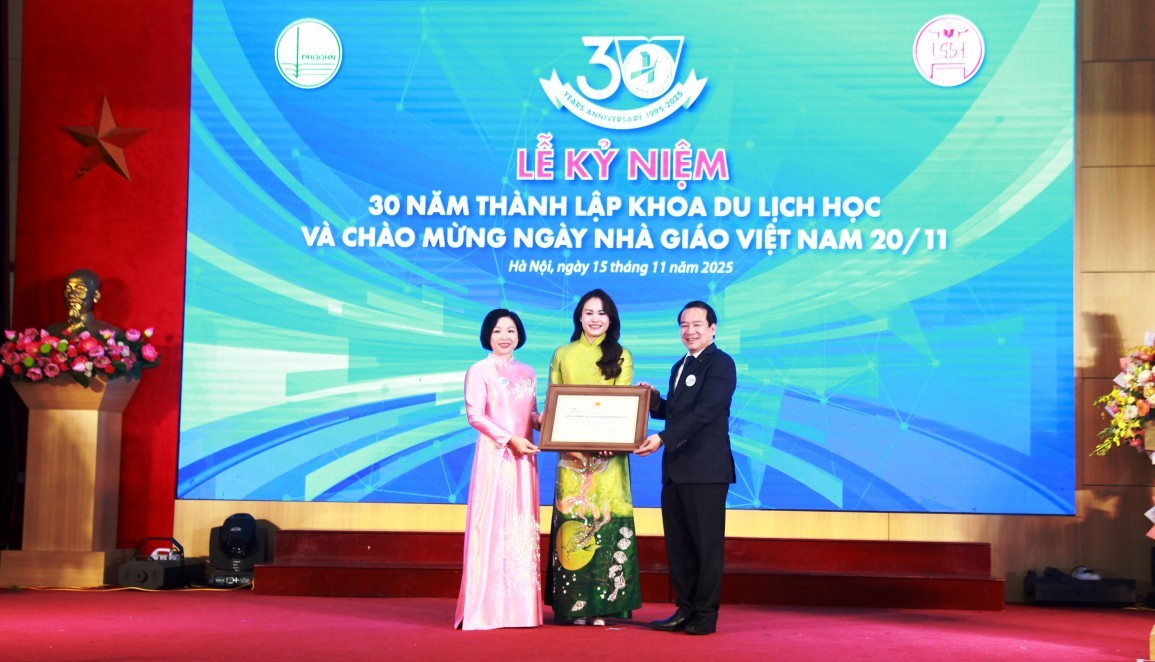 Khoa Du lịch học ĐHKHXH&NV được vinh danh 