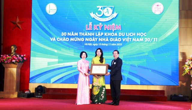 Khoa Du lịch học ĐHKHXH&NV được vinh danh 
