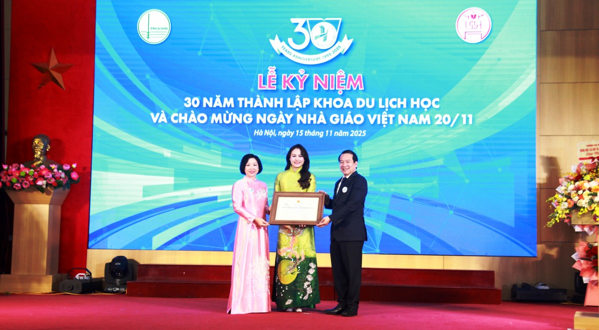 Khoa Du lịch học ĐHKHXH&NV được vinh danh 'Cơ sở đào tạo Du lịch tốt nhất' Khoa Du lịch học ĐHKHXH&NV được vinh danh 'Cơ sở đào tạo Du lịch tốt nhất'