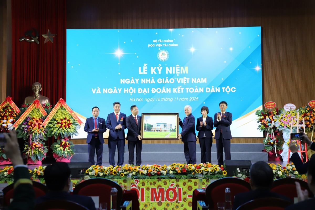 Phó Chủ tịch Quốc hội Đỗ Văn Chiến tham dự Ngày hội Đại đoàn kết toàn dân tộc tại Học viện Tài chính Phó Chủ tịch Quốc hội Đỗ Văn Chiến tham dự Ngày hội Đại đoàn kết toàn dân tộc tại Học viện Tài chính