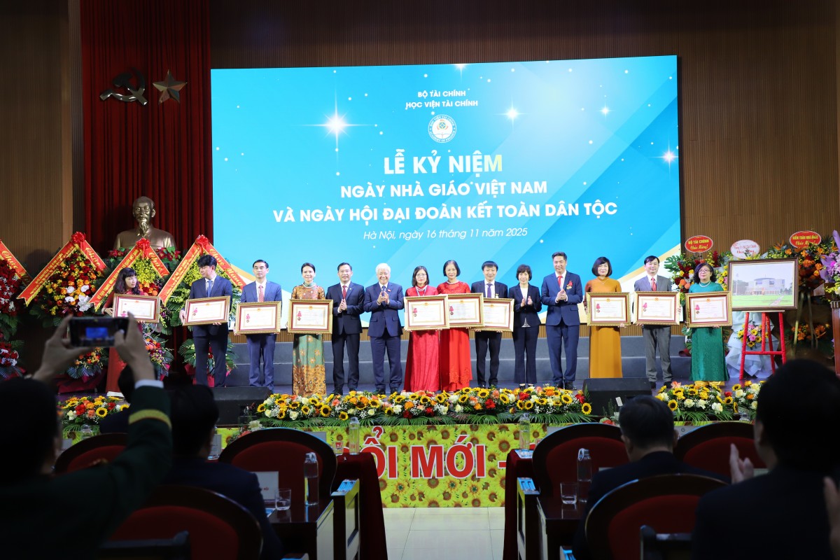 Phó Chủ tịch Quốc hội Đỗ Văn Chiến tham dự Ngày hội Đại đoàn kết toàn dân tộc tại Học viện Tài chính Phó Chủ tịch Quốc hội Đỗ Văn Chiến tham dự Ngày hội Đại đoàn kết toàn dân tộc tại Học viện Tài chính