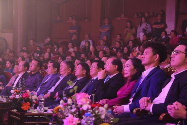 Các đại biểu tham dự Lễ khai mạc Các đại biểu tham dự Lễ khai mạc