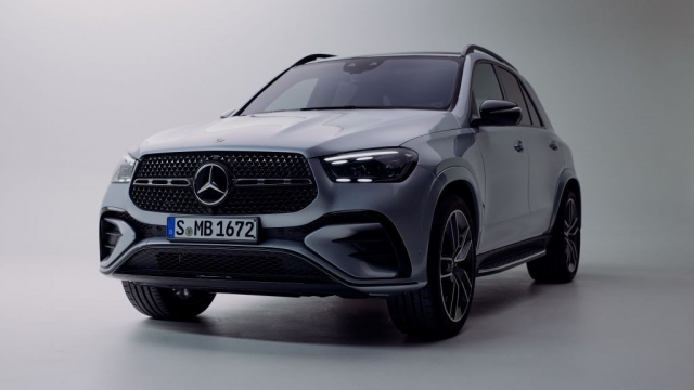 Mercedes-Benz GLE 400 e 4MATIC giá 4,669 tỷ đồng - mẫu SUV PHEV đầu tiên tại Việt Nam