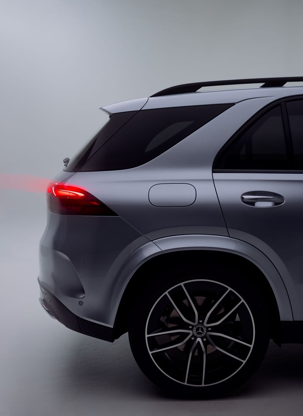 Mercedes-Benz GLE 400 e 4MATIC giá 4,669 tỷ đồng - mẫu SUV PHEV đầu tiên tại Việt Nam