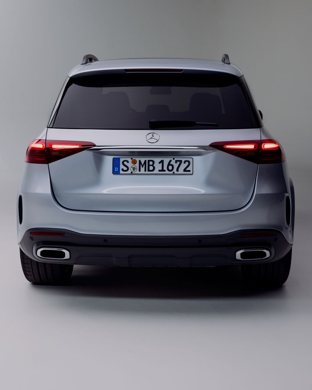 Mercedes-Benz GLE 400 e 4MATIC giá 4,669 tỷ đồng - mẫu SUV PHEV đầu tiên tại Việt Nam