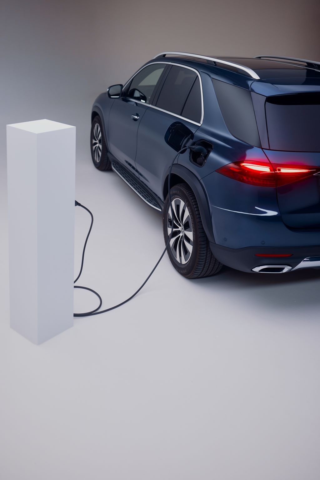 Mercedes-Benz GLE 400 e 4MATIC giá 4,669 tỷ đồng - mẫu SUV PHEV đầu tiên tại Việt Nam