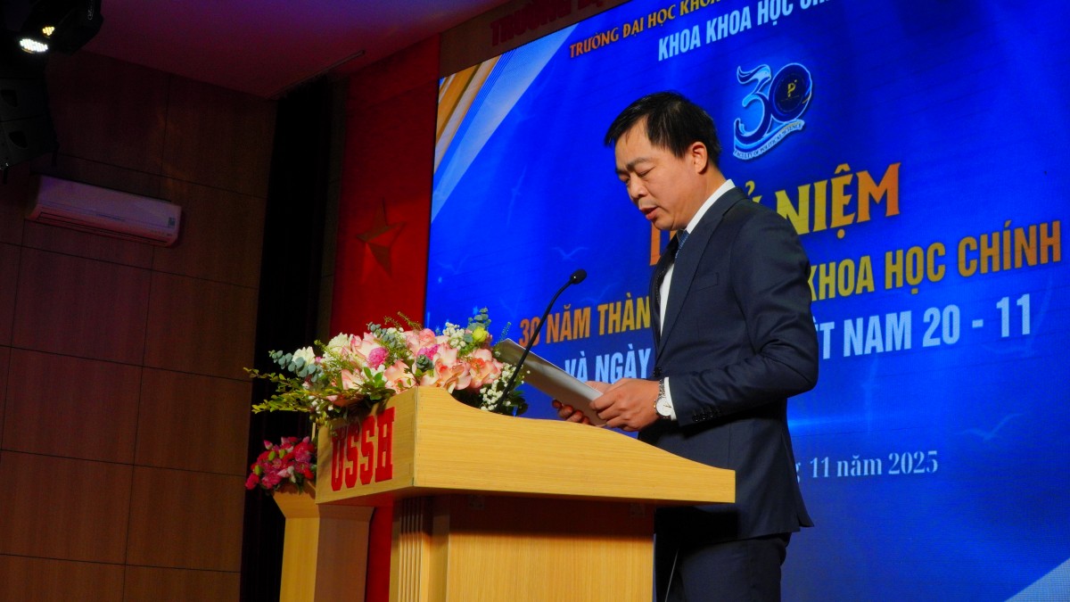 PGS.TS Nguyễn Văn Chiều, Trưởng Khoa Khoa học Chính trị phát biểu tại buổi lễ PGS.TS Nguyễn Văn Chiều, Trưởng Khoa Khoa học Chính trị phát biểu tại buổi lễ