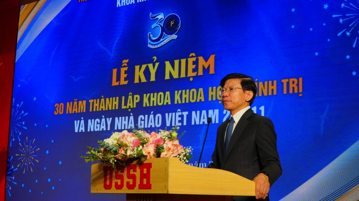 Đại diện Lãnh đạo Nhà trường, GS.TS Hoàng Anh Tuấn - Hiệu trưởng Trường Đại học KHXH&NV phát biểu tại buổi lễ Đại diện Lãnh đạo Nhà trường, GS.TS Hoàng Anh Tuấn - Hiệu trưởng Trường Đại học KHXH&NV phát biểu tại buổi lễ