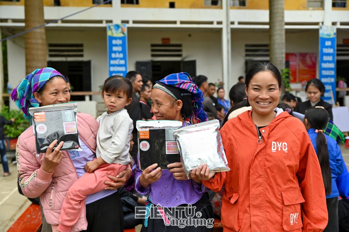 UNIQLO trao tặng 10.000 trang phục giữ nhiệt cho người dân các tỉnh miền núi