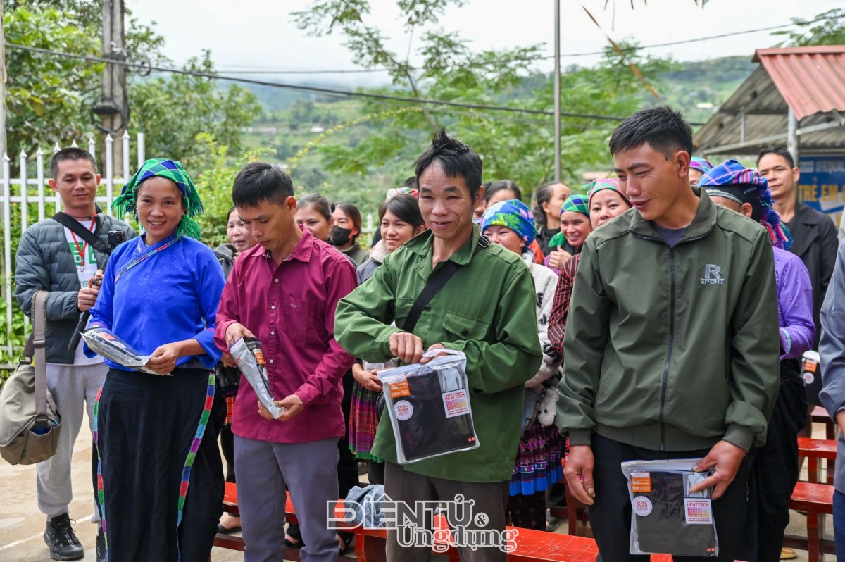 UNIQLO trao tặng 10.000 trang phục giữ nhiệt cho người dân các tỉnh miền núi