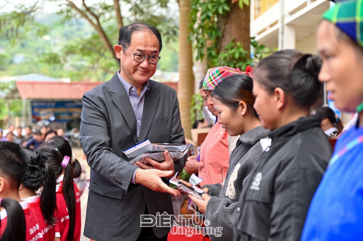 UNIQLO trao tặng 10.000 trang phục giữ nhiệt cho người dân các tỉnh miền núi