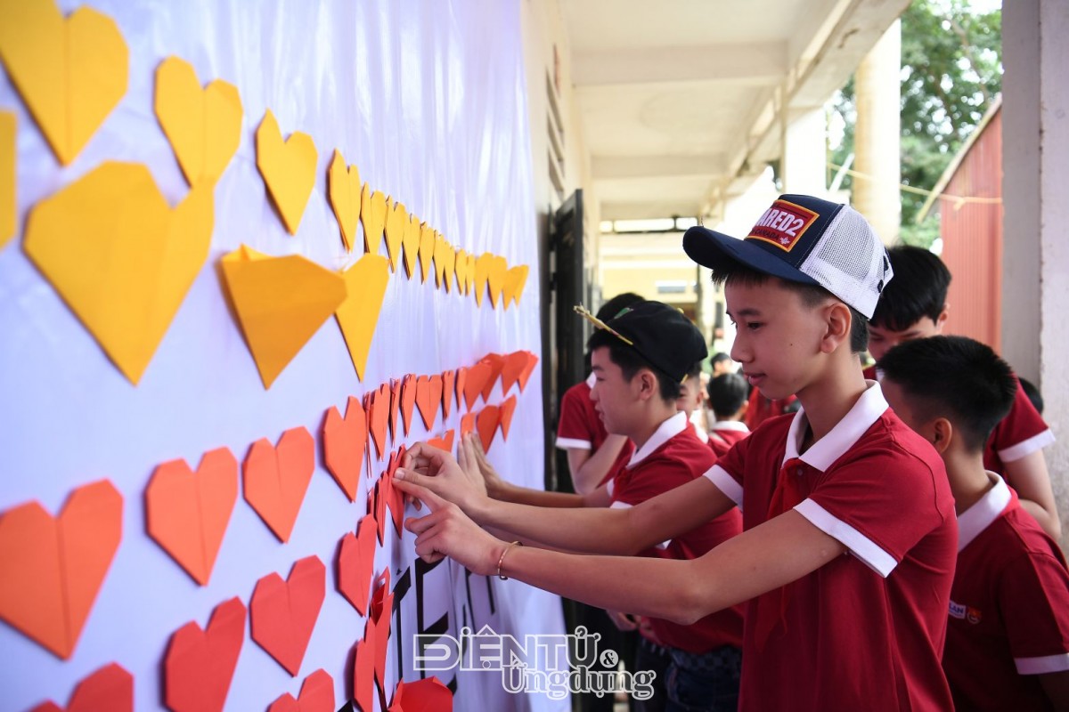 UNIQLO trao tặng 10.000 trang phục giữ nhiệt cho người dân các tỉnh miền UNIQLO trao tặng 10.000 trang phục giữ nhiệt cho người dân các tỉnh miền núiúi