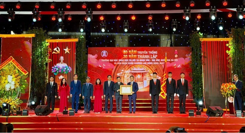 Phó Thủ tướng Chính phủ Lê Thành Long trao Huân chương Lao động hạng Nhất cho Trường Đại học Khoa học Xã hội và Nhân văn (Đại học Quốc gia Hà Nội). Ảnh: Quỳnh Nguyễn Phó Thủ tướng Chính phủ Lê Thành Long trao Huân chương Lao động hạng Nhất cho Trường Đại học Khoa học Xã hội và Nhân văn (Đại học Quốc gia Hà Nội). Ảnh: Quỳnh Nguyễn