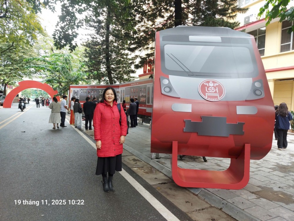 Cô Nguyễn Thu Hiện sinh viên K37 chuyên ngành Triết Học Cô Nguyễn Thu Hiện sinh viên K37 chuyên ngành Triết Học