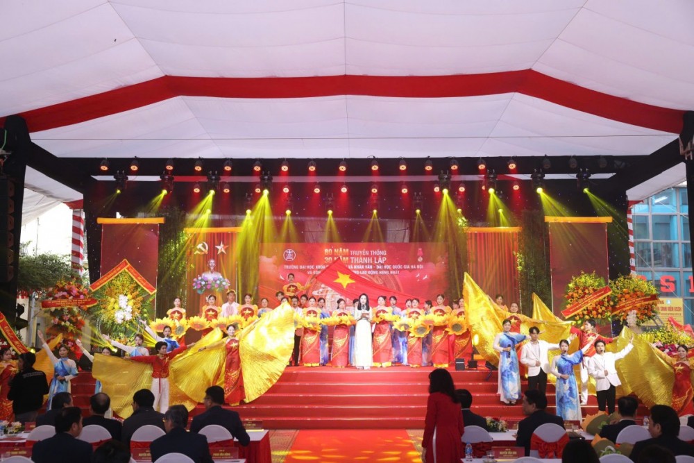 Tiết mục hào hùng nhân dịp kỷ Trường Đại học KHXH&NV Hà Nội kỉ niệm 80 năm truyền thống và 30 năm thành lập Tiết mục hào hùng nhân dịp kỷ Trường Đại học KHXH&NV Hà Nội kỉ niệm 80 năm truyền thống và 30 năm thành lập