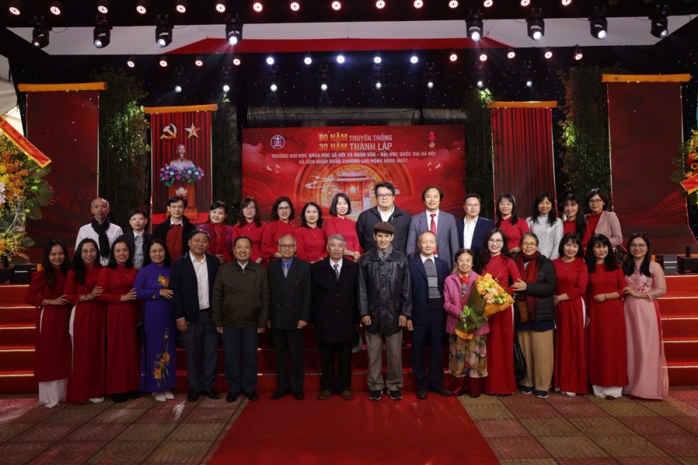 Các thế hệ giảng viên, sinh viên quay lại trường dự lễ kỷ niệm Các thế hệ giảng viên, sinh viên quay lại trường dự lễ kỷ niệm