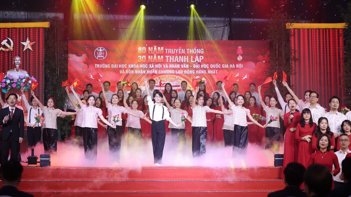 Tám thập kỷ Nhân Văn: Khi truyền thống nâng đỡ tương lai