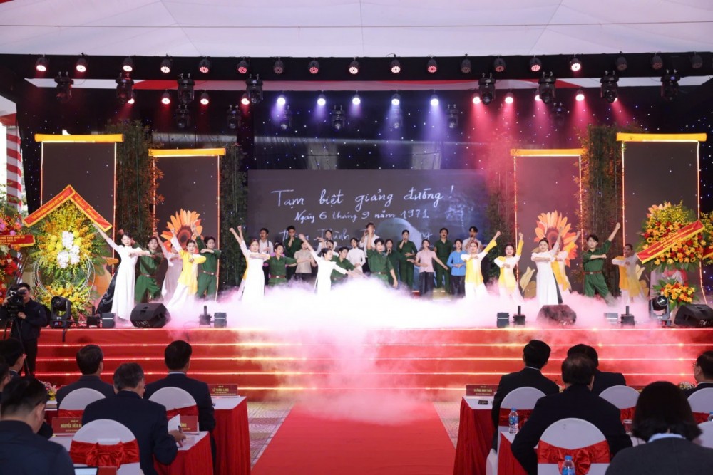 Tiết mục tái hiện thế hệ sinh viên 1971 gác bút nghiêng lên đường tòng quân Tiết mục tái hiện thế hệ sinh viên 1971 gác bút nghiêng lên đường tòng quân